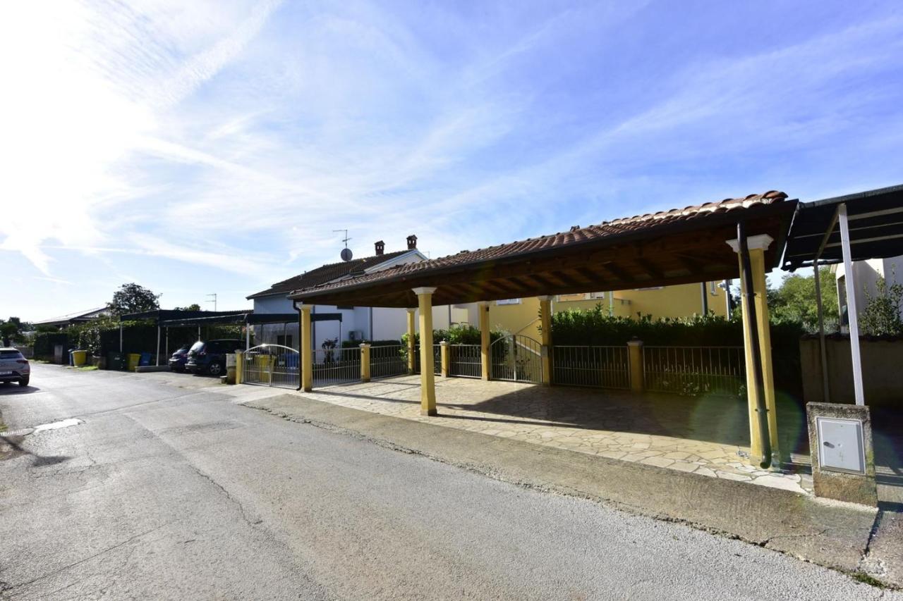 Apartments House Anna For Max 13 Persons In Porec, Pet Friendly Екстериор снимка