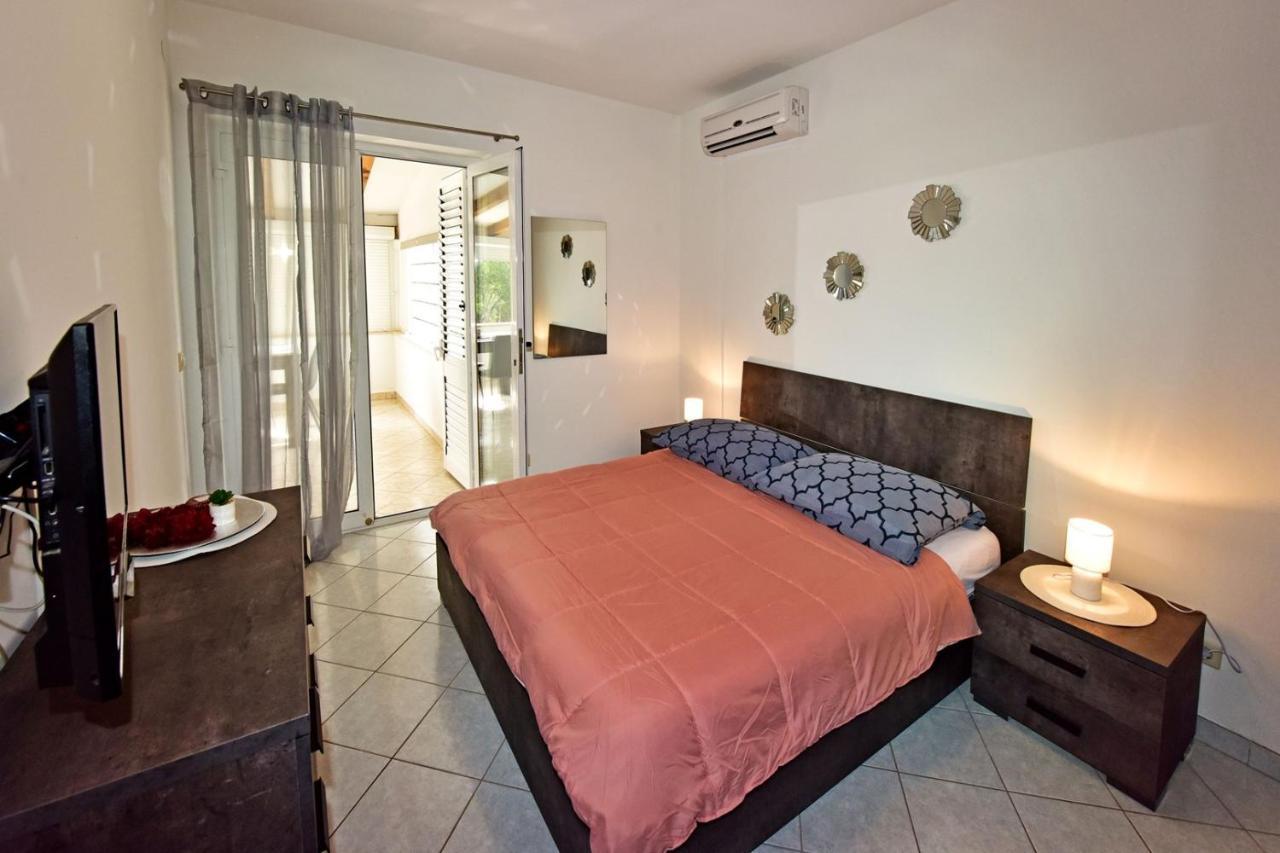 Apartments House Anna For Max 13 Persons In Porec, Pet Friendly Екстериор снимка