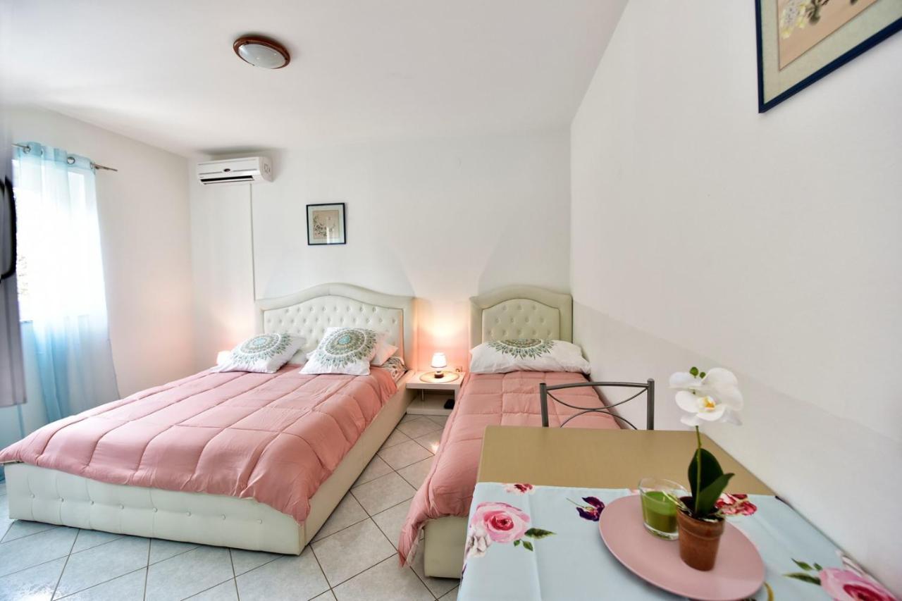 Apartments House Anna For Max 13 Persons In Porec, Pet Friendly Екстериор снимка