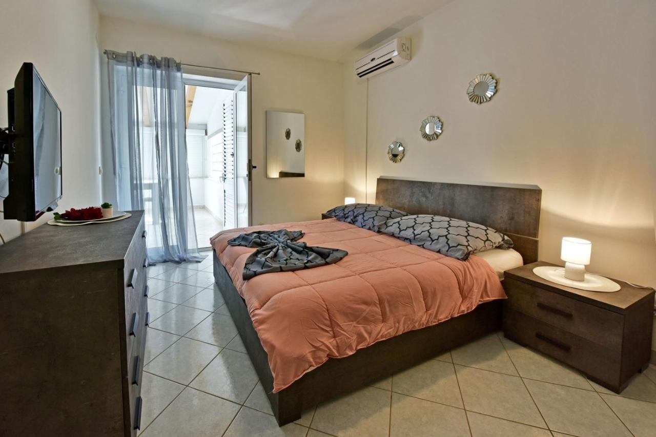 Apartments House Anna For Max 13 Persons In Porec, Pet Friendly Екстериор снимка