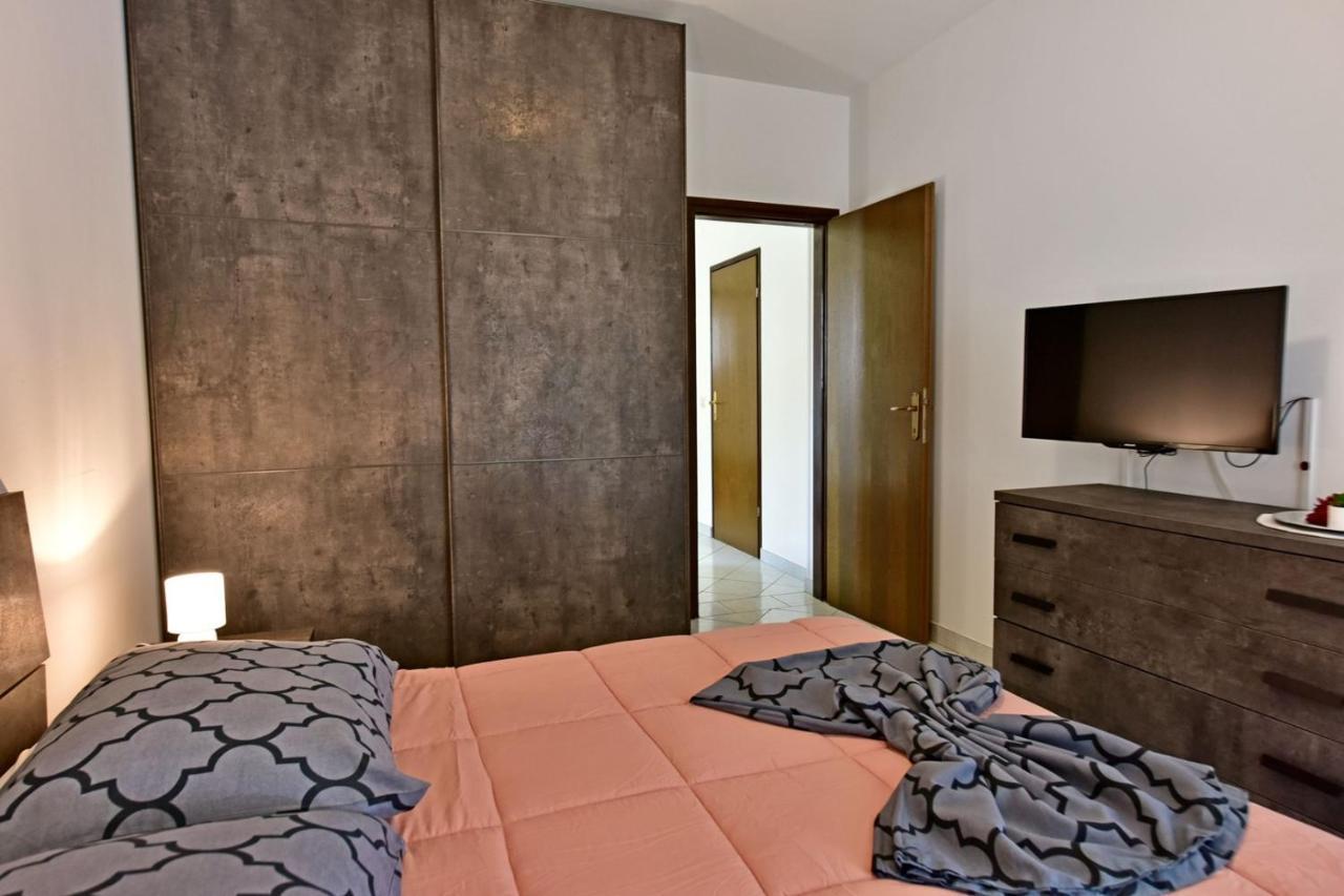 Apartments House Anna For Max 13 Persons In Porec, Pet Friendly Екстериор снимка