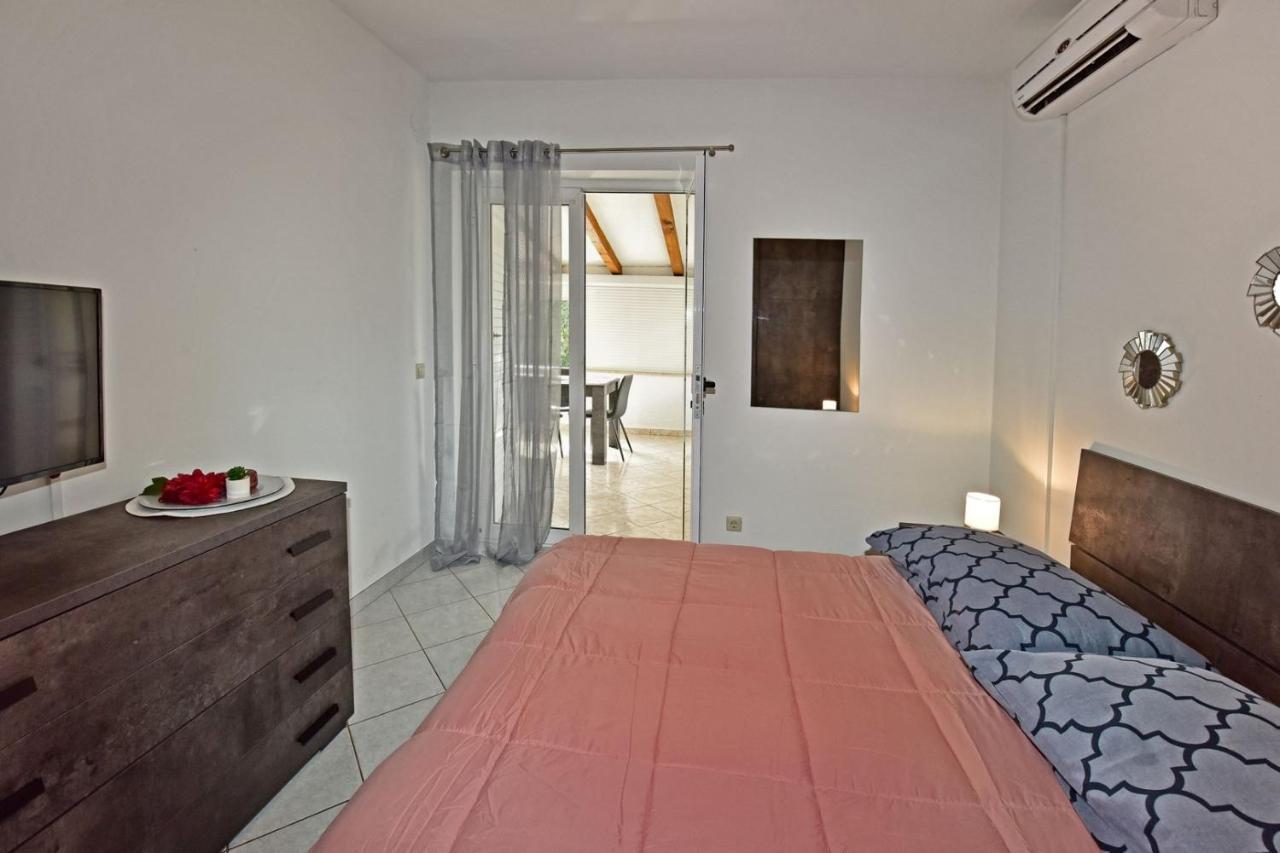 Apartments House Anna For Max 13 Persons In Porec, Pet Friendly Екстериор снимка