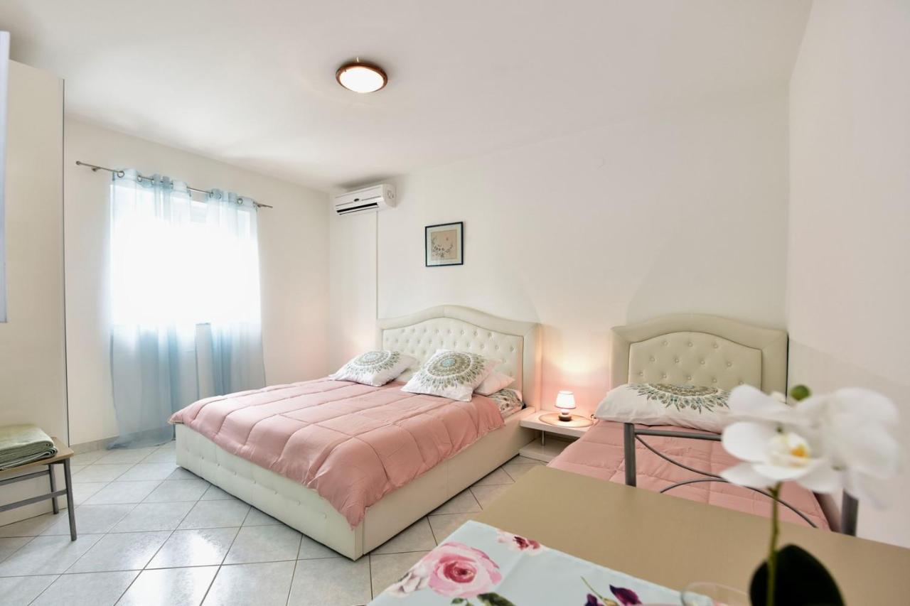 Apartments House Anna For Max 13 Persons In Porec, Pet Friendly Екстериор снимка