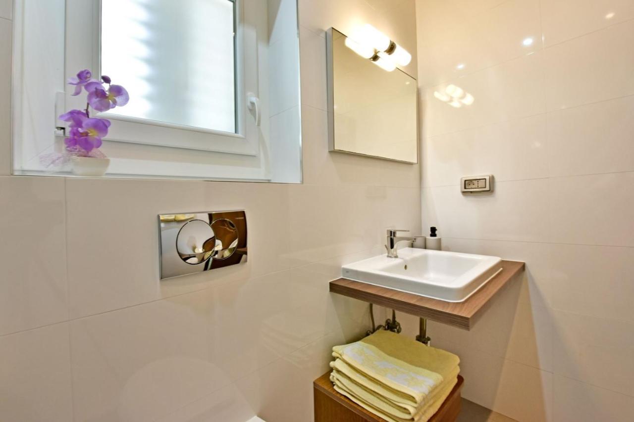 Apartments House Anna For Max 13 Persons In Porec, Pet Friendly Екстериор снимка