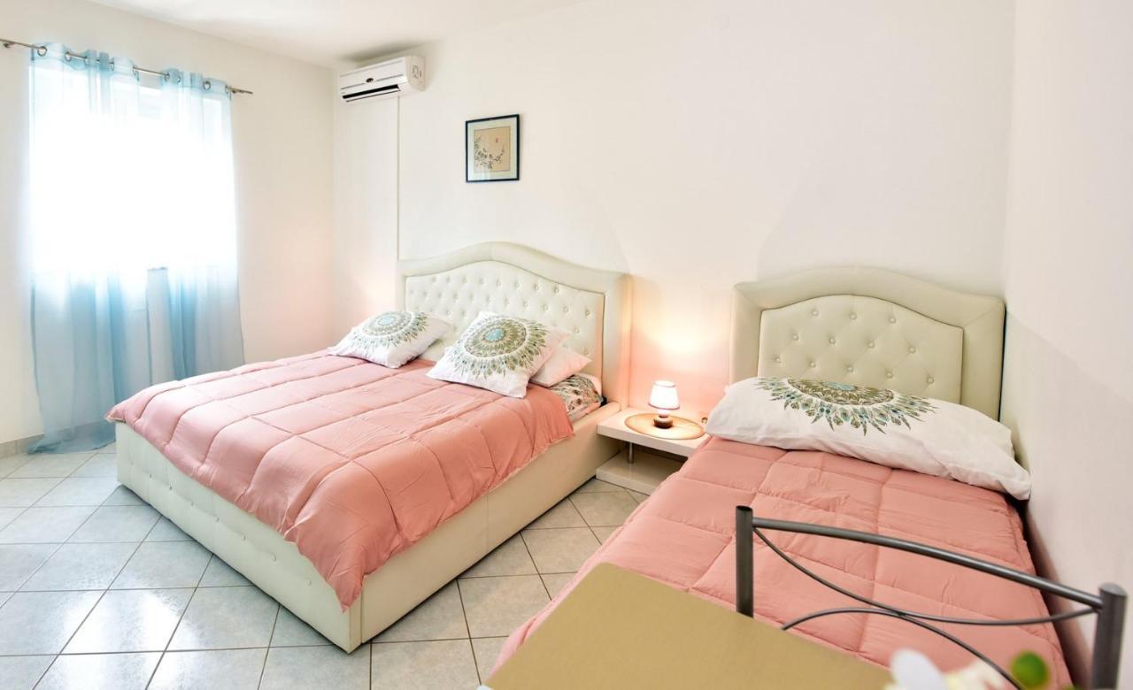 Apartments House Anna For Max 13 Persons In Porec, Pet Friendly Екстериор снимка