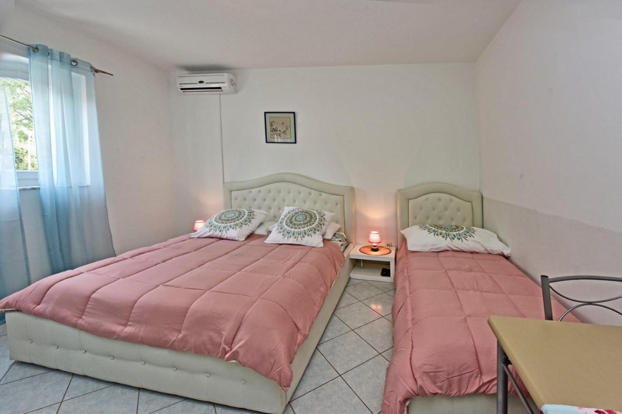 Apartments House Anna For Max 13 Persons In Porec, Pet Friendly Екстериор снимка