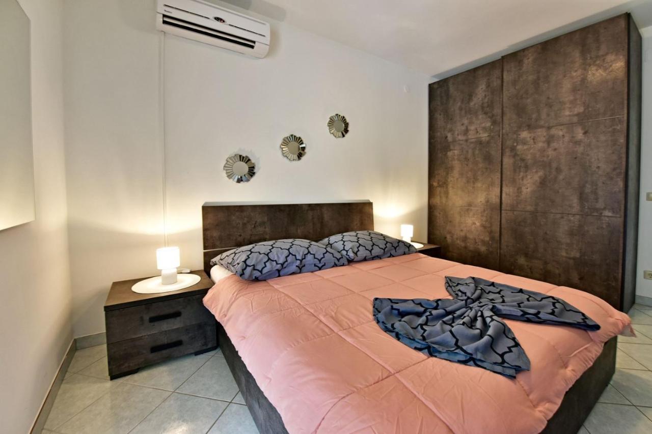 Apartments House Anna For Max 13 Persons In Porec, Pet Friendly Екстериор снимка