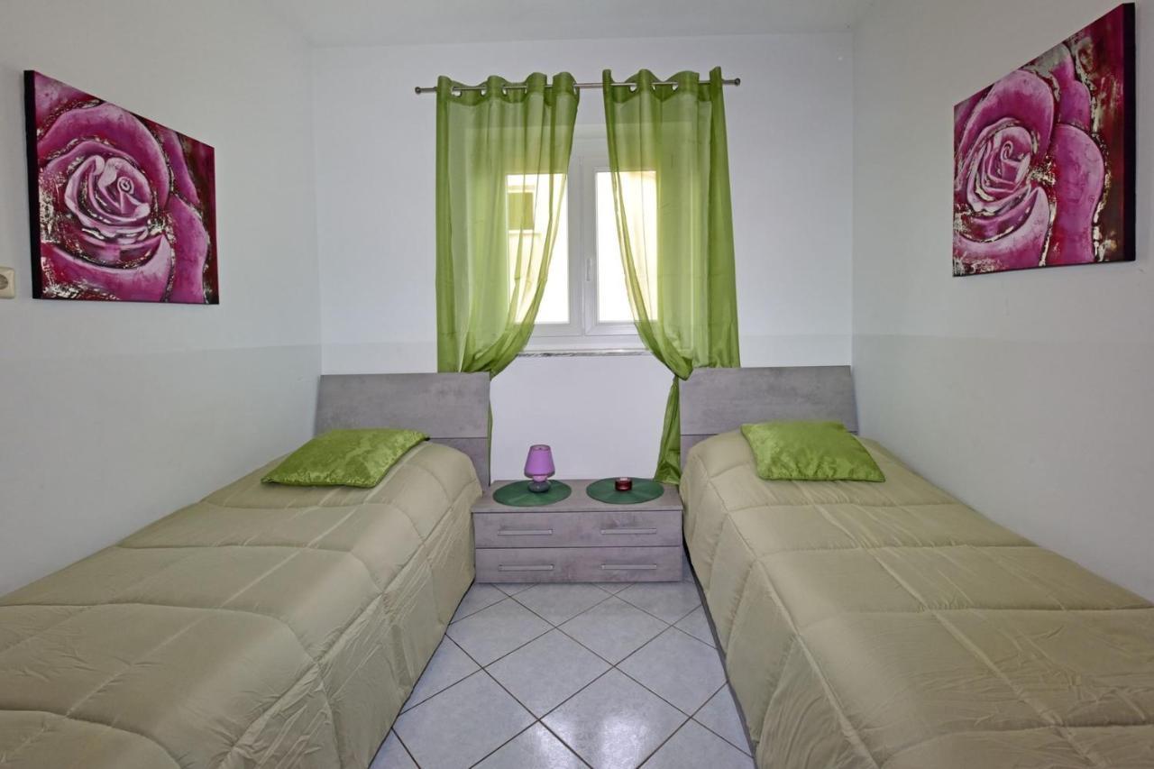 Apartments House Anna For Max 13 Persons In Porec, Pet Friendly Екстериор снимка