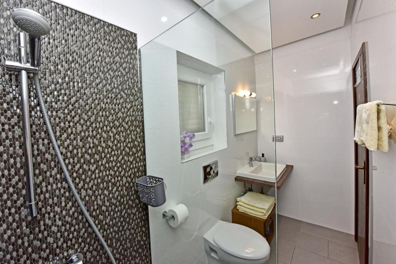 Apartments House Anna For Max 13 Persons In Porec, Pet Friendly Екстериор снимка