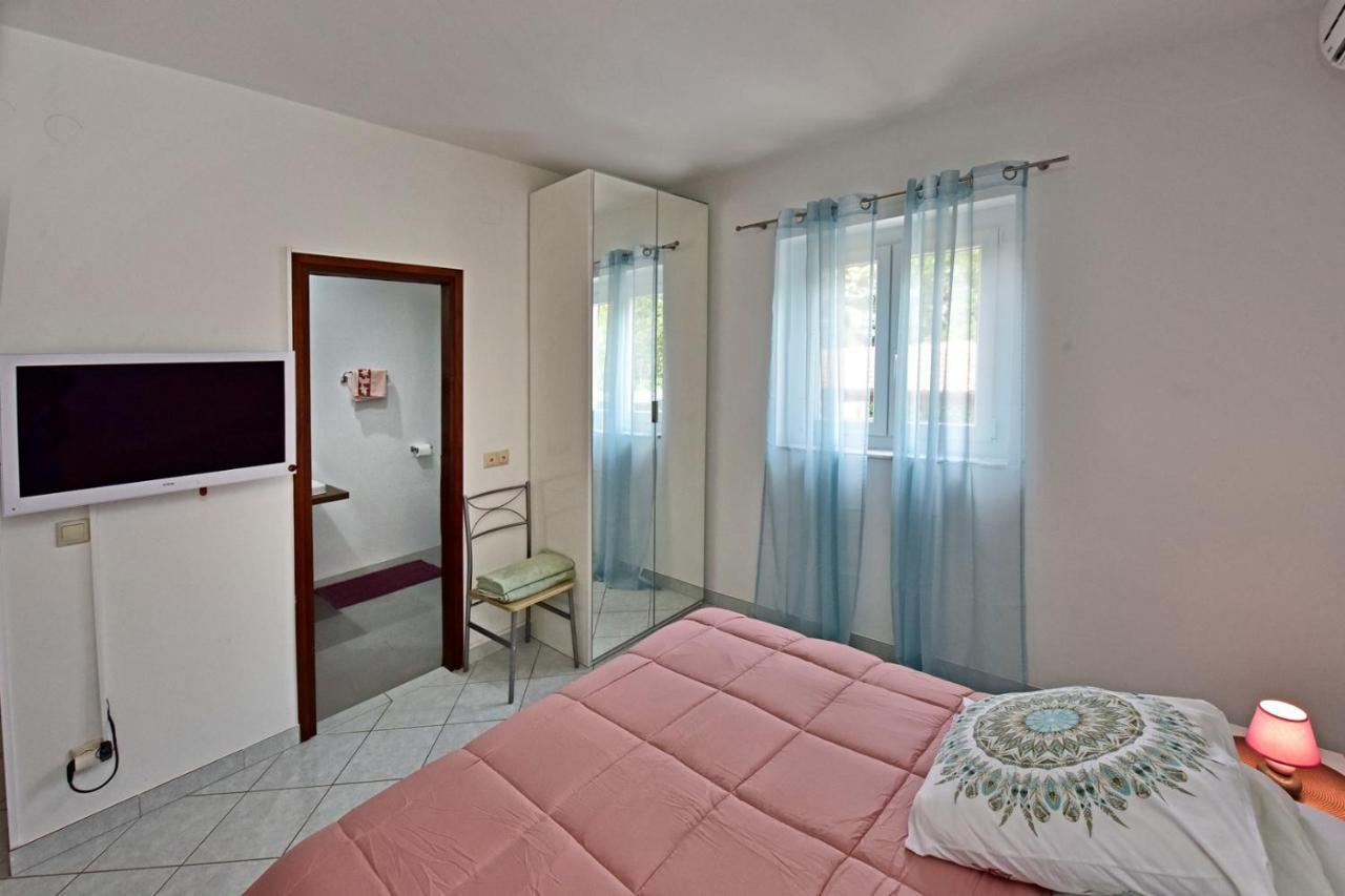 Apartments House Anna For Max 13 Persons In Porec, Pet Friendly Екстериор снимка