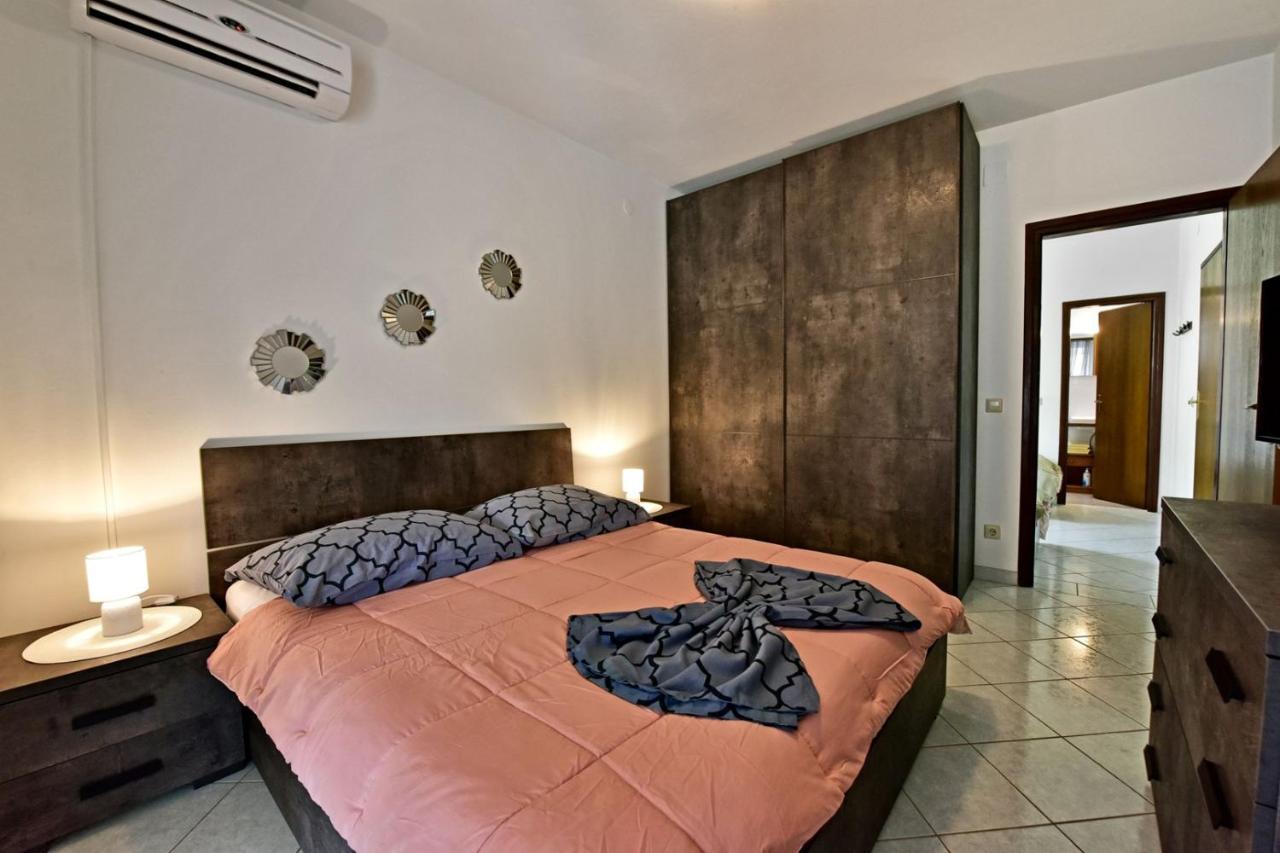 Apartments House Anna For Max 13 Persons In Porec, Pet Friendly Екстериор снимка