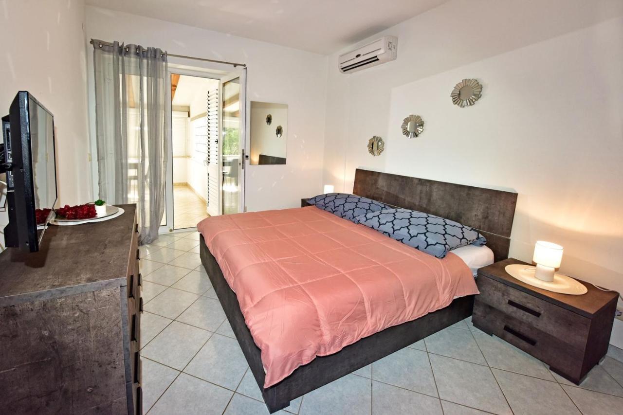 Apartments House Anna For Max 13 Persons In Porec, Pet Friendly Екстериор снимка